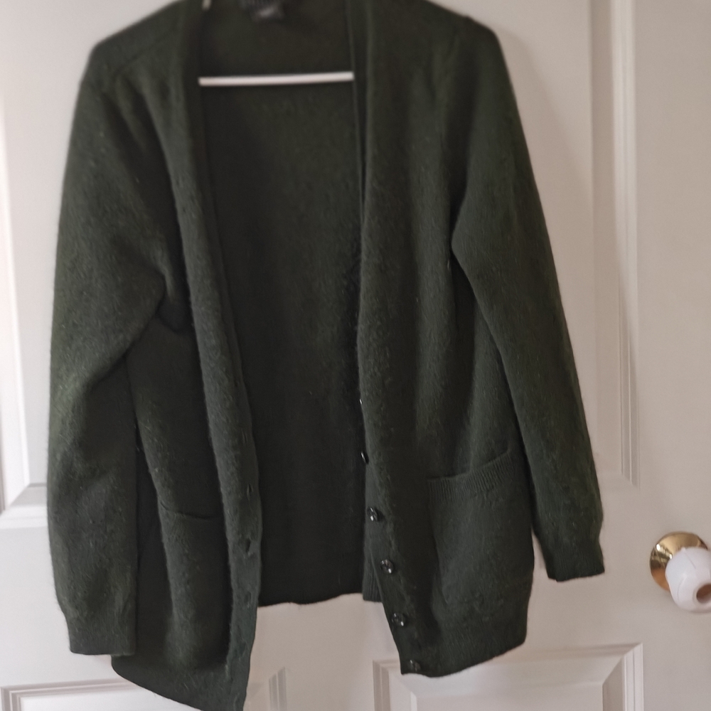 Cozy Green Knit Cardigan with Soft Fabric and Open Front
